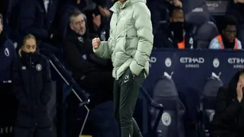 姚明周冠宇F1现场互动：上海F1盛况激情碰撞