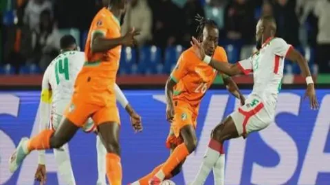 阿森纳亨利坚定信念：逆境为挑战非借口，赛季冠军誓在必得！